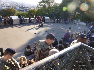 Straßenkünstler unterhalb von Sacré-Coeur - und seine "Bodyguards"