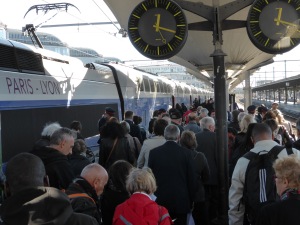 Ticketkontrollen auf dem Bahnsteig an der Gare de Lyon: Nur wer einen Fahrschein hat, darf zum Zug